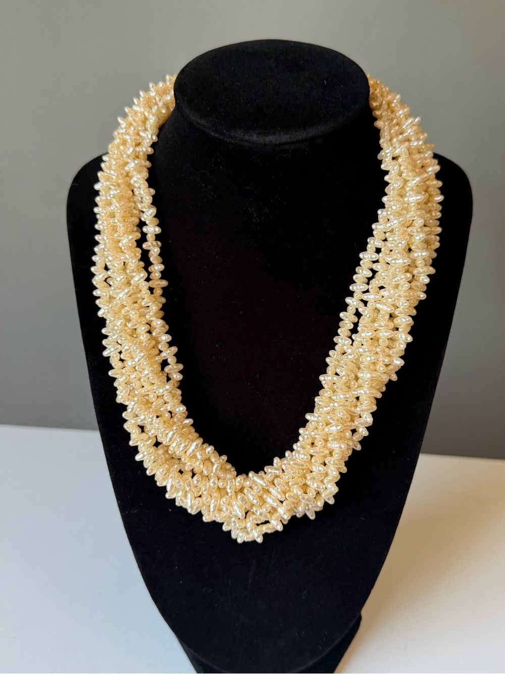 Pearl Necklace 18" Vintage Peals Elegant Cream Pearl Necklace Eight Strands